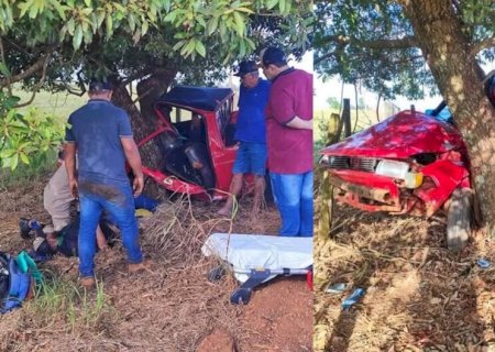 Motorista fica ferido após perder controle do carro e bater em árvore em Laguna Carapã