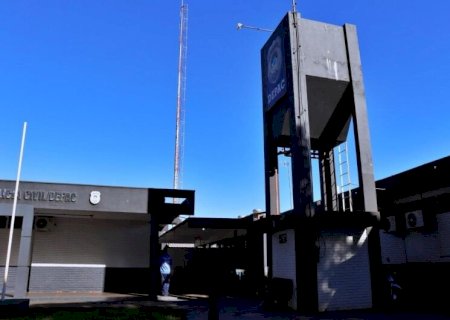 Ladrão arromba porta e furta celular e dinheiro de barbearia