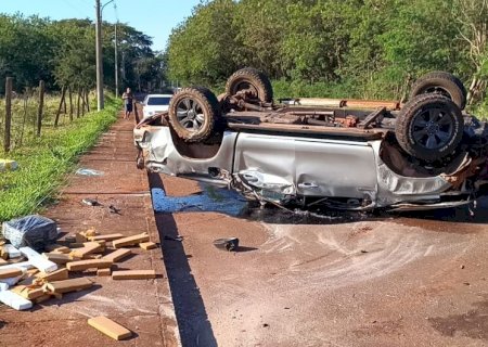 Motorista tenta fuga e capota caminhonete carregada com maconha na Via Parque
