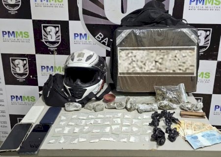 Acusado de 'tráfico delivery' cai da moto ao tentar fugir da PM e acaba preso