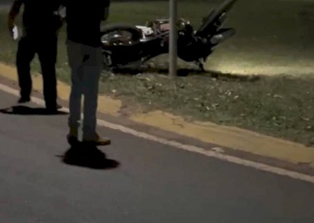 Motociclista atinge poste em rotatória e é internado em estado grave