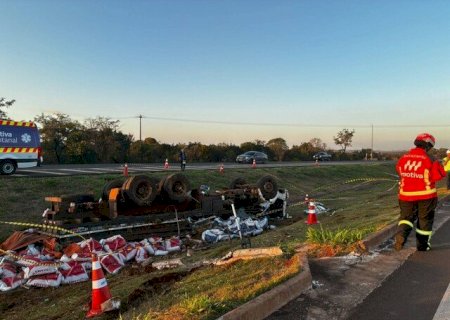 Caminhão com carga de sal mineral tomba, mata motorista e deixa passageiro gravemente ferido