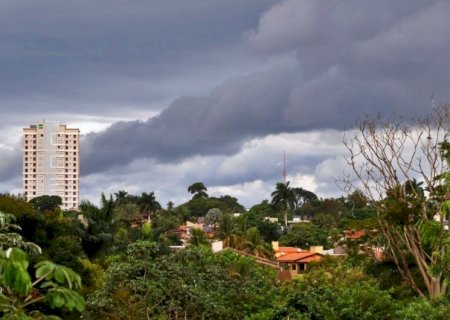 Dourados entra em alerta de tempestade com previsão de chuva forte, ventos e granizo