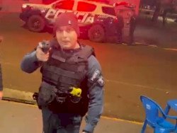 Policial militar aponta pistola em direção às pessoas e ameaça jovens em abordagem