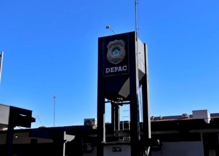 Homem flagra ladrão levando carro após estacionar na frente de casa