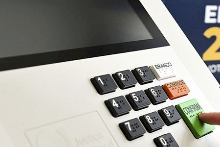 Urna eletrônica ganha nova interface para tornar votação mais acessível e intuitiva