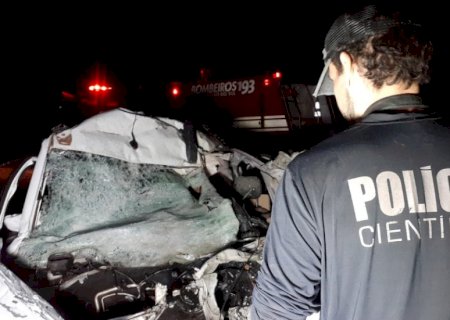 Acidente após atropelamento de anta deixa 2 mortos e carreta em chamas na BR-267