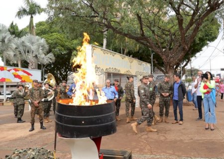 Prefeitura e Exército abrem Semana da Pátria com acendimento da chama na Praça Antônio João