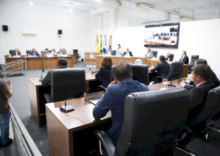 Câmara realiza duas sessões e aprova projetos em primeira e segunda votação