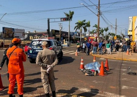 Mulher em bicicleta elétrica morre após ser atingida por caminhão