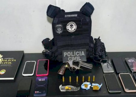 Dupla é presa por tráfico de drogas e arma de uso restrito é apreendida durante ação policial