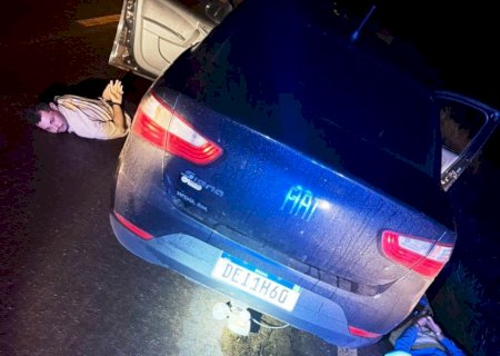 Polícia dispara 18 tiros nos pneus de carro roubado após dupla abastecer e fugir sem pagar a conta