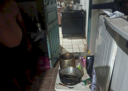 Moradora dorme com panela de pressão no fogão e casa quase pega fogo