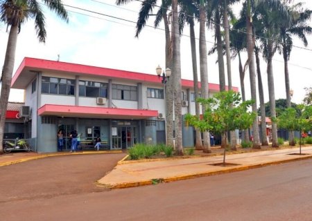 Mulher morre após perder controle de moto e bater em árvore