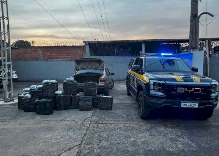 Motorista foge a pé e abandona carro com quase meia tonelada de drogas